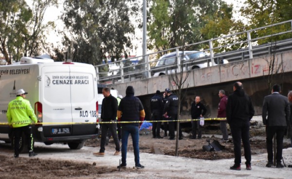 İzmir'de feci kaza! Beton mikseri viyadükten uçtu...